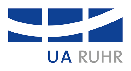 Das Logo der Universitätsallianz Ruhr besteht aus drei dunkelblauen Quadraten, die vor weißem Hintergrund nebeneinander angeordnet sind. Durch die Quadrate verläuft ein breiter weißer Bogen. Darunter steht in dunkelblauen Großbuchstaben UA und in grauen Großbuchstaben Ruhr.