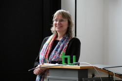 Auf dem Foto steht die Dekanin, Prof. Dr. Nicole Burzan am Rednerpult.