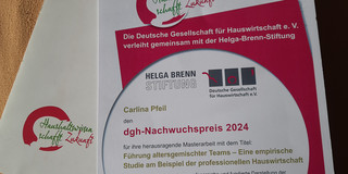 Das Bild zeigt die Urkunde des dgh-Nachwuchspreises von Carlina Pfeil