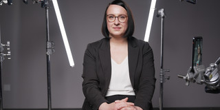 Dr. Julia Wustmann, sitzend, in einem Filmstudio