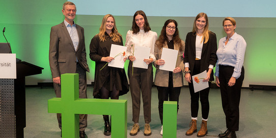 Guido Baranowski (Vorstandsvorsitzender GdF, l.) und Prof. Wiebke Möhring (Prorektorin Studium, r.) überreichten die Preise für die besten Master-Abschlüsse an Kathrin Stäblein, Lea Sennekamp, Imren Icel und Lisa Ruffer (v. l.).