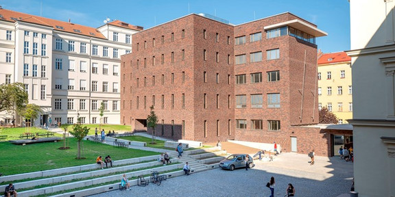 Innenhof der Masaryk-Universität in Brno mit Universitätsgebäuden und begrünten Außenbereichen. Hier fand im September 2026 die EARLI SIG 26 statt.