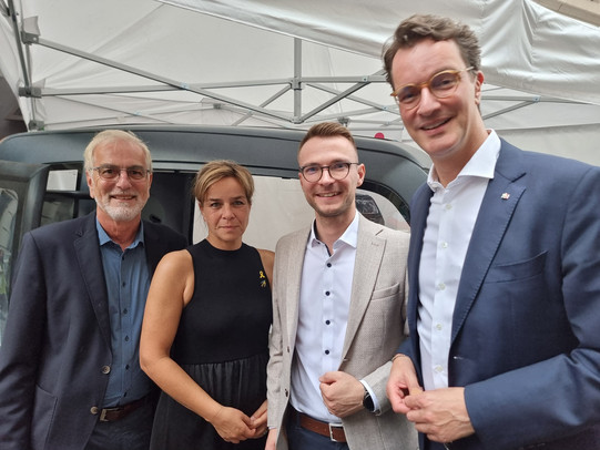Gruppenfoto von links nach rechts: Johannes Weyer, Mona Neubaur, Jonathan Behm, Hendrik Wüst