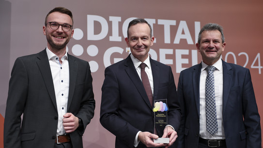 Bundesverkehrsminister Volker Wissing (Mitte) mit Projekt-Initiator Prof. Dr. Thomas Tröster (rechts) und NeMo-Geschäftsführer Jonathan Behm