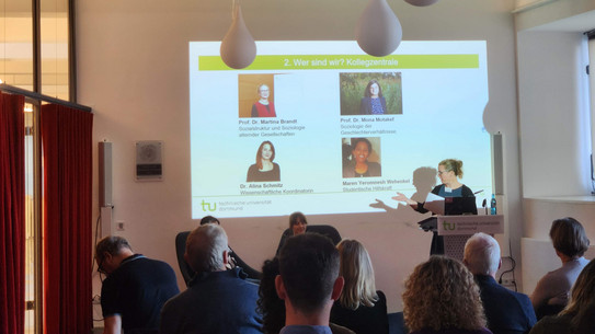 Das Foto zeigt Prof. Dr. Martina Brandt, die auf dem Warm-Up Workshop das Team des Promorionskollegs mit einer Präsentation vorstellt