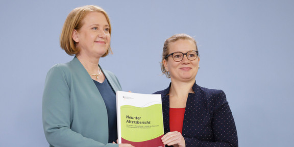 Prof. Dr. Martina Brandt together with Lisa Paus, Federal Minister for Senior Citizens, at the presentation of the Ninth Report on Ageing at the press conference.