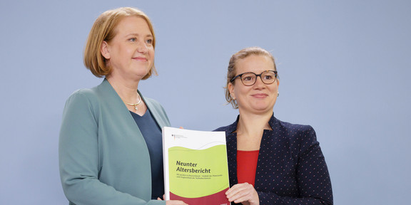 Prof. Dr. Martina Brandt gemeinsam mit der Bundesseniorenministerin Lisa Paus bei der Vorstellung des Neunten Altenberichts auf der Pressekonferenz.