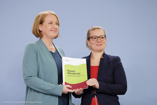 Prof. Dr. Martina Brandt gemeinsam mit der Bundesseniorenministerin Lisa Paus bei der Vorstellung des Neunten Altenberichts auf der Pressekonferenz.