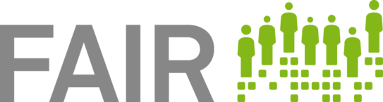 Das Logo besteht aus den vier grauen Großbuchstaben FAIR. Danaeben ist eine in grün gehaltene, grafische Darstellung: Sieben Figuren sind in verschiedenen Höhen, nebeneinander angeordnet. Darunter sind in unterschiedlicher Anzahl und Anordnung kleine grüne Quadrate abgebildet. Der Hintergrund des Logos ist weiß.