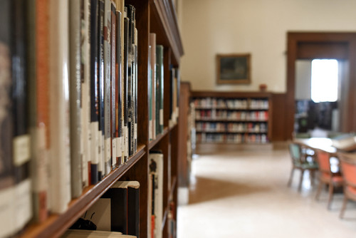 Bücherregal in einer Bibliothek
