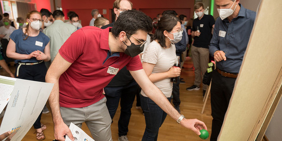 Eine Person gibt einen Ball zur Abstimmung für ein Poster ab