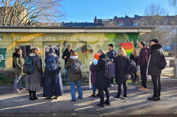Mehrere Personen stehen im Freien vor einem Gebäude