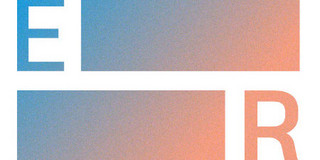 Evolving Regions Logo White Evolving Regions Logo. Blaues E. Danach ein Balken, der erst blau, dann im Verlauf orange wird. Darunter erst der Balken mit Farbverlauf, danach orangenes R.