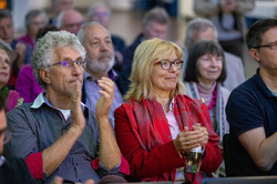 Mehrere Menschen im Publikum bei der Podiumsdiskussion der Akademie „Die Wolfsburg“ 