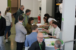 Wissenschaftler*innen beim Networking im Foyer