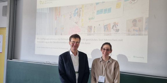 Prof. Dr. Bastian Pelka (links) und Lisa Preissner (rechts) stehen vor einer Präsentation in einem Seminarraum der Universität Bremen.