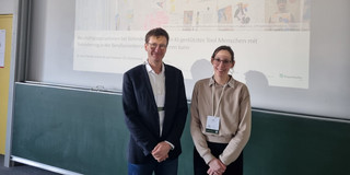 AWIEW bei der IFO Bremen Prof. Dr. Bastian Pelka (links) und Lisa Preissner (rechts) stehen vor einer Präsentation in einem Seminarraum der Universität Bremen.