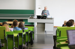Prof. Dr. Jürgen Howaldt während der Eröffnungsrede im Hörsaal