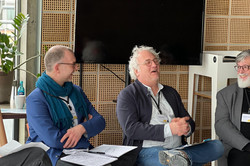 Foto: Vier Personen sitzen im Halbkreis bei einer Panel-Diskussion.