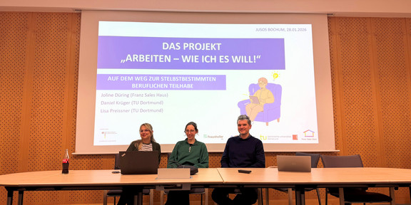 Joline Düring, Daniel Krüger und Lisa Preissner sitzen vor einer Leinwand, an der eine Präsentation gezeigt wird.