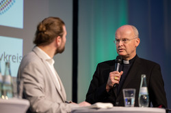 Bischof Franz-Josef Overbeck antowrtet Akademie-Dozent Mark Radtke bei der Podiumsdiskussion der Akademie „Die Wolfsburg“