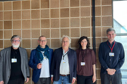 Gruppenfoto: Fünf Personen mit ID-Karten um den Hals.