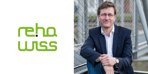 Portrait von Dr. Bastian Pelka (sitzend). Links angefügt das hellgrüne Logo der Fakultät Rehabilitationswissenschaften.