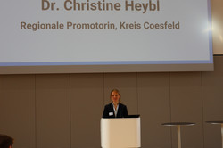 Dr. Christine Heybl steht an einem Rednerpult.