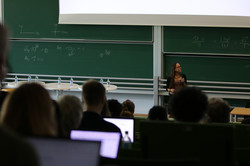 Keynote von Caroline Paunov, die vor einer Tafel steht