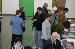 Wissenschaftler*innen beim Networking im Foyer