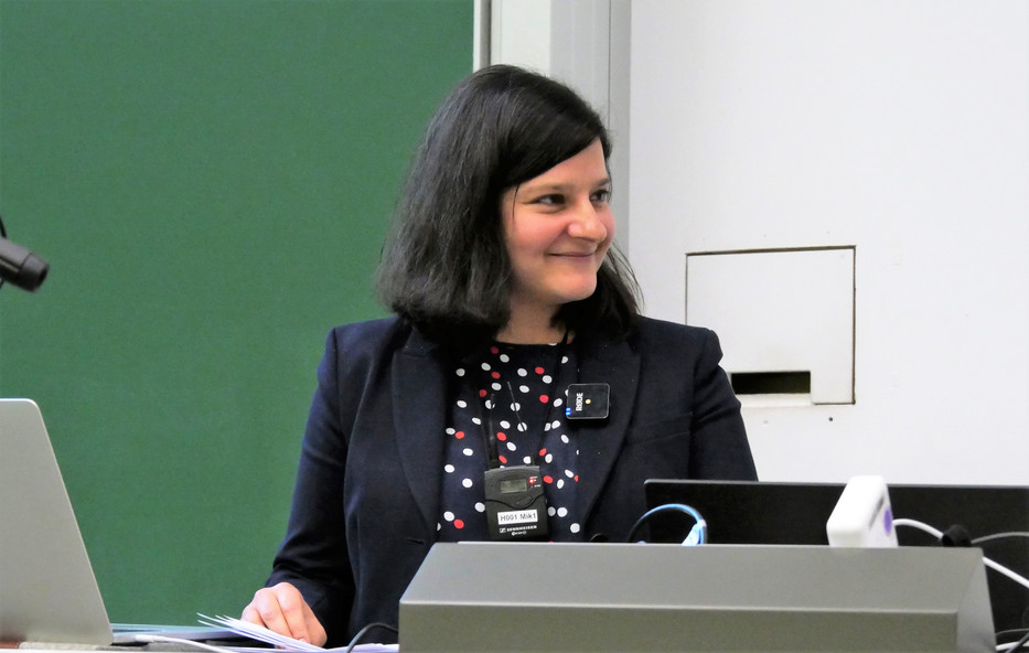 The photo shows Prof. Mona Motakef standing at the lectern during her inaugural lecture.