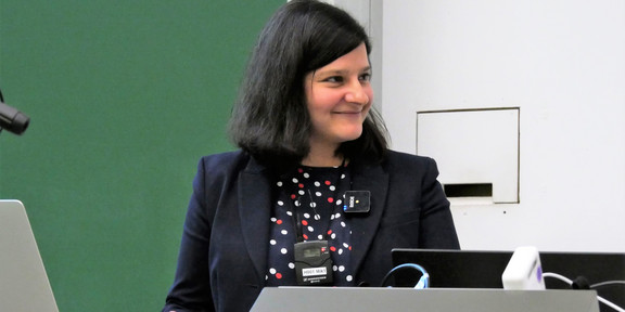 The photo shows Prof. Mona Motakef standing at the lectern during her inaugural lecture.