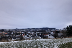 Blick auf verschneites Trondheim von höherer Ebene