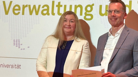 Foto von Liudvika Leišytė und Uwe Wilkesmann bei der Übergabe der Urkunde.