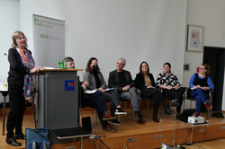 Fakultätsforschungstag 2024_Podiumsdiskussion Auf dem Foto steht die Dekanin, Prof. Dr. Nicole Burzan, neben dem Rednerpult auf der Bühne. In einem Halbkreis sitzen Prof. Dr. Bernd Sommer, Prof. Dr. Maximiliane Wilkesmann, Prof. Dr. Jürgen Howaldt, Prof. Dr. Dorothee Gronostay, Prof. Dr. Mona Motakef, Prof. Dr. Martina Brandt auf der Bühne.