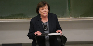 Das Foto zeigt Prof. Dr. Monika Reichert, während sie ihre Abschiedsvorlesung hält.