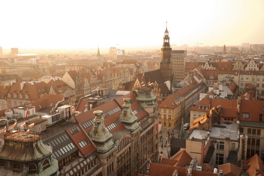 Blick auf eine Stadt von der Spitze eines Gebäudes