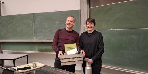 Auf dem Foto überreicht Prof. Dr. Cornelius Schubert, Dekan der Fakultät Sozialwissenschaften, einen Präsentkorb an Prof. Dr. Hannah Zagel.
