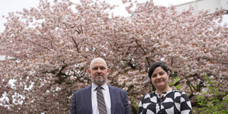 Auf dem Foto sind Apl. Prof. Dr. Christian Deindl und Prof. Dr. Mona Motakef. Sie sind die Gründungsdirektor*innen des Instituts für Soziologie.