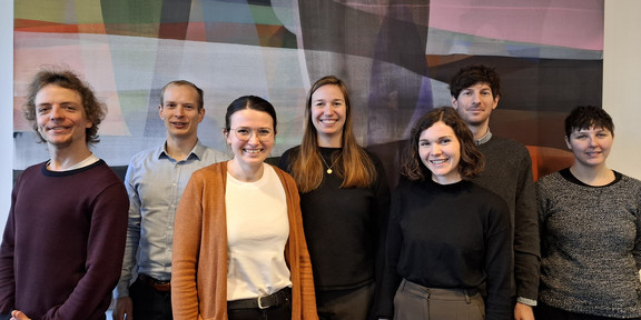 Auf dem Foto sind v.l.n.r.: Dr. Nick Große, Dr. Alexander Puzicha, Dr. Lea Winand, Dr. Charlotte Behlau, Dr. Birgit Zeyer-Gliozzo, Dr. Jens Mazei, Dr. Dorothea Metzen 