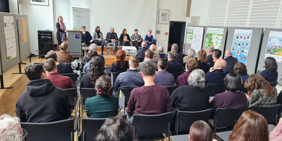Fakultätsforschungstag 2024 Die Teilnehmdenden des Fakultätsforschungstages hören bei der Podiumsdiskussion zu.