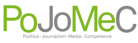 Das Logo besteht aus den grünen Buchstaben Po, den schwarzen Buchstaben Jo, den grünen Buchstaben Me und dem schwarzen Buchstaben C. Darunter steht auf Englisch in klein gedruckt die Bedeutung der vier Kürzel: Politics - Journalism - Media - Competence