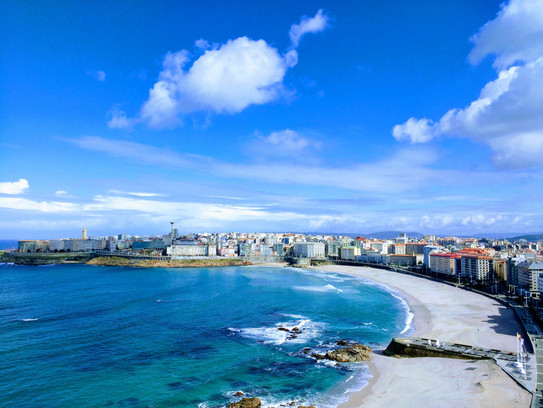 Stadt am Meer bei blauem Himmel tagsüber
