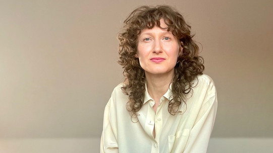Es handelt sich um ein Portraitfoto von Ronja Trischler.