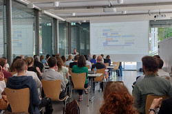 Die Teilnehmenden des Fakultätsforschungstages verfolgen aufmerksam den Vortrag von Dr. Heike Wulfert.