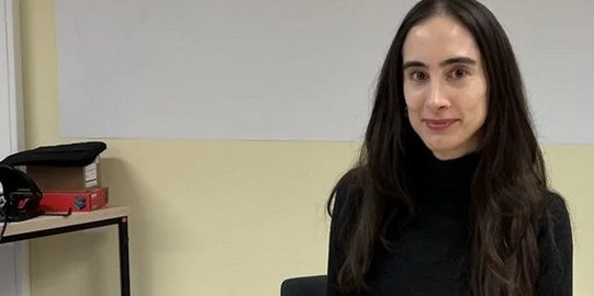 Auf dem Bild ist Klarissa Valero Ribeiro Saes von der Universität Paraná vor dem tu-Logo sehen