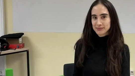 Auf dem Bild ist Klarissa Valero Ribeiro Saes von der Universität Paraná vor dem tu-Logo sehen