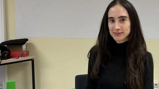 Auf dem Bild ist Klarissa Valero Ribeiro Saes von der Universität Paraná vor dem tu-Logo sehen