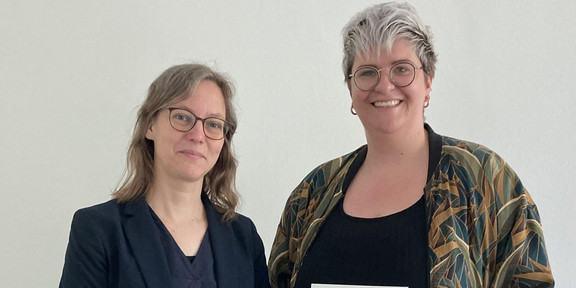 assistant professor Laura Negele receives her certificate of appointment from Vice-Rector Prof. Nele McElvany.