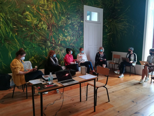Meeting Mehrere Menschen sitzen in einem Projektmeeting